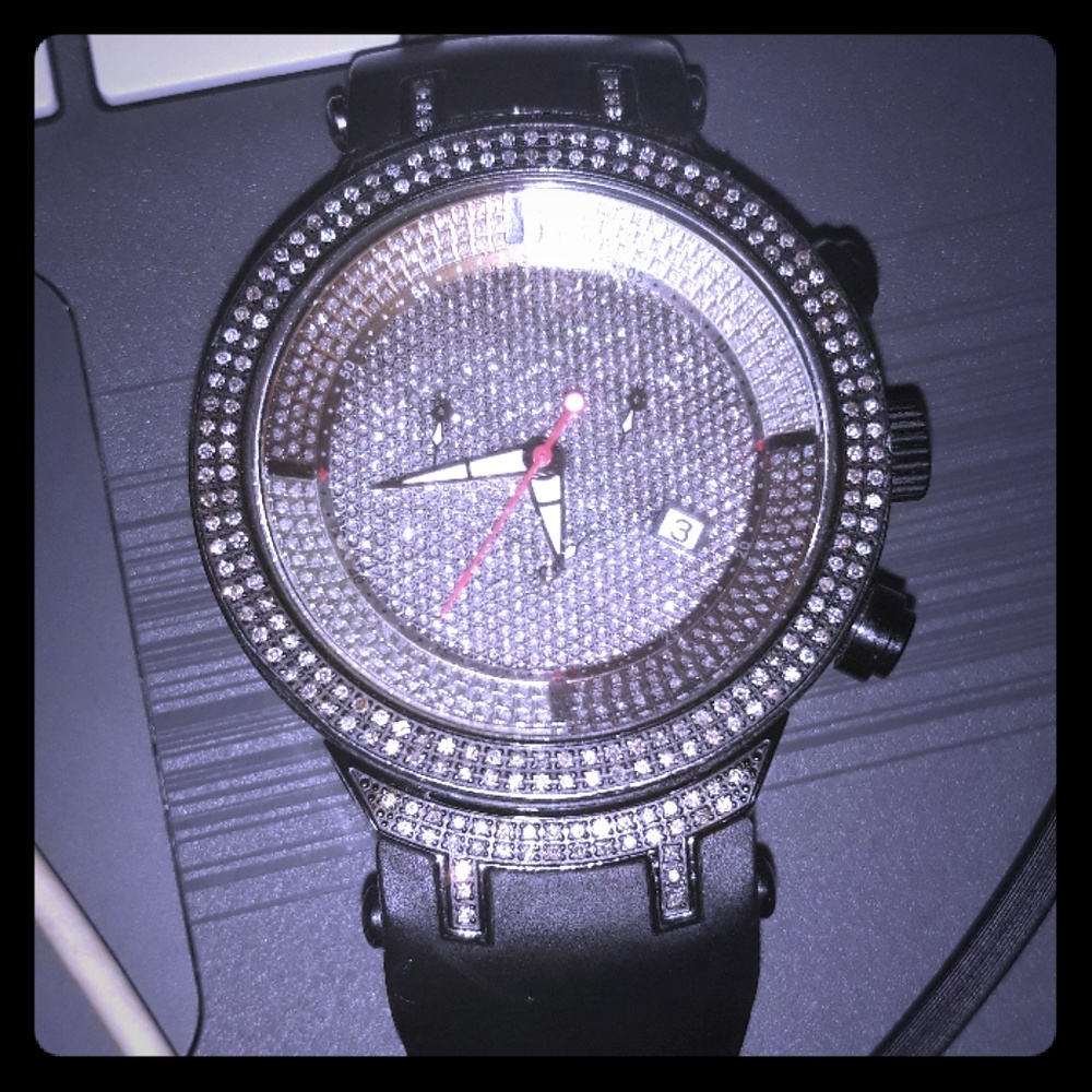 A broken Joe rodeo watch straps still have diamond